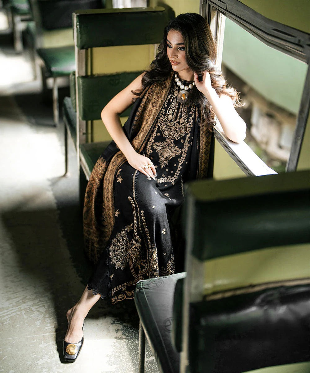 Izel Embroidered Dhanak Three Piece D-90